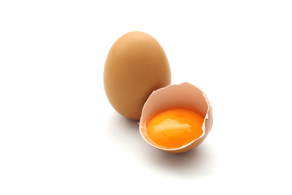Frisches Ei mit vibrierendem Eigelb für Turrón