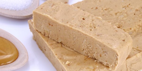 Découverte du Turron de Jijona Tablette de turron et ses ingrédients